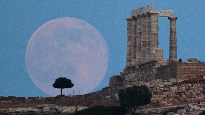 Scientists: Moon over the hill at 4.51 billion years old 